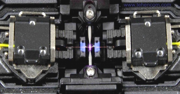 This page details the main fiber alignment methods used in today's fiber fusion splicers: core convergence (PAS), active V-groove convergence, and cladding (fixed V-groove) convergence. Types of devices according to the method of alignment (alignment) of optical fibers