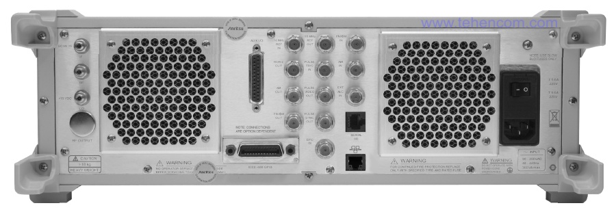 Вид задньої панелі високочастотних генераторів сигналів серії Anritsu MG3690C