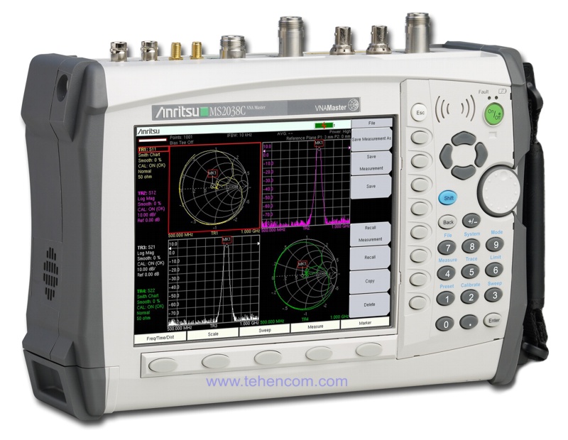 Anritsu MS2038C - старшая модель серии анализаторов MS20xxC VNA Master, которая объединяет в компактном корпусе векторный анализатор цепей (5 кГц – 20 ГГц) и анализатор спектра (9 кГц – 20 ГГц)