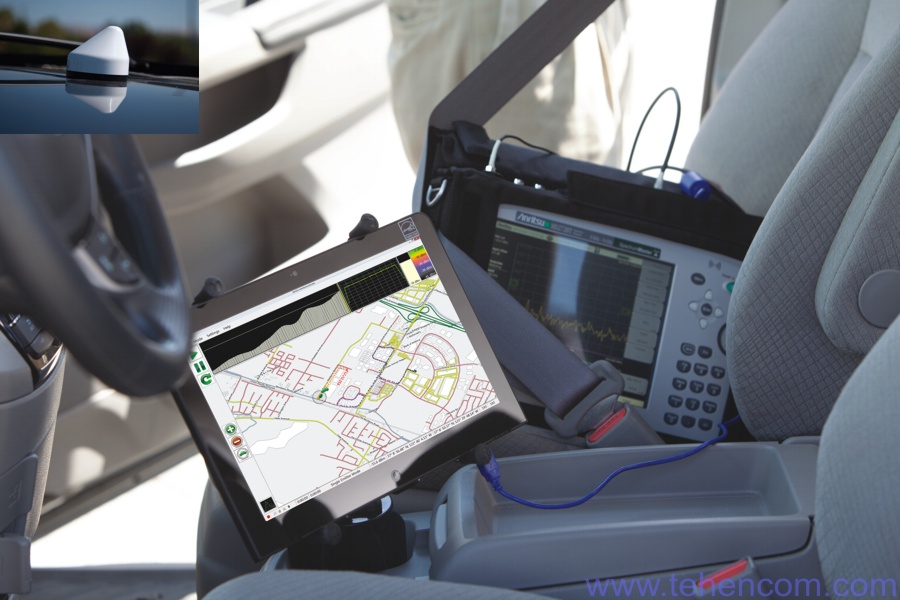 Планшет с программой MX280007A и портативный анализатор Anritsu в салоне легкового автомобиля