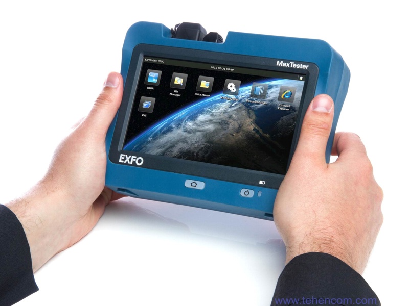 Appearance of the compact case with touch screen of optical reflectometers of the 720C and 730C series