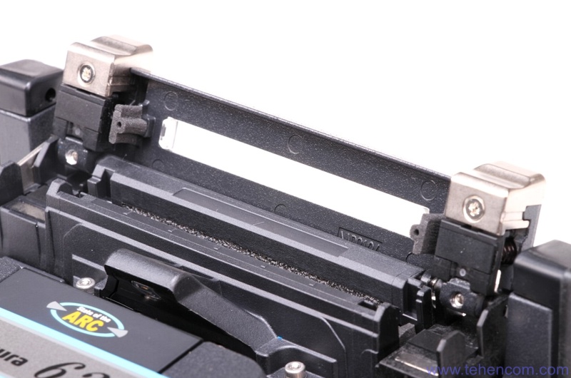 The Fujikura 62S uses a classic heat shrink oven design that is manually opened and closed.