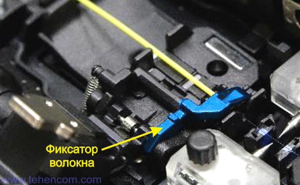 The clamps of the Fujikura 86S have small retainers built into the clamps that hold the spliced  fiber in place so that it does not pop out when the clamps are opened.