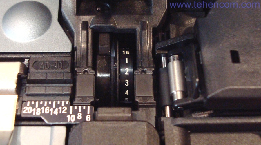 Лезо CB-08 сколювача Fujikura CT50 має чітке маркування поточного положення.