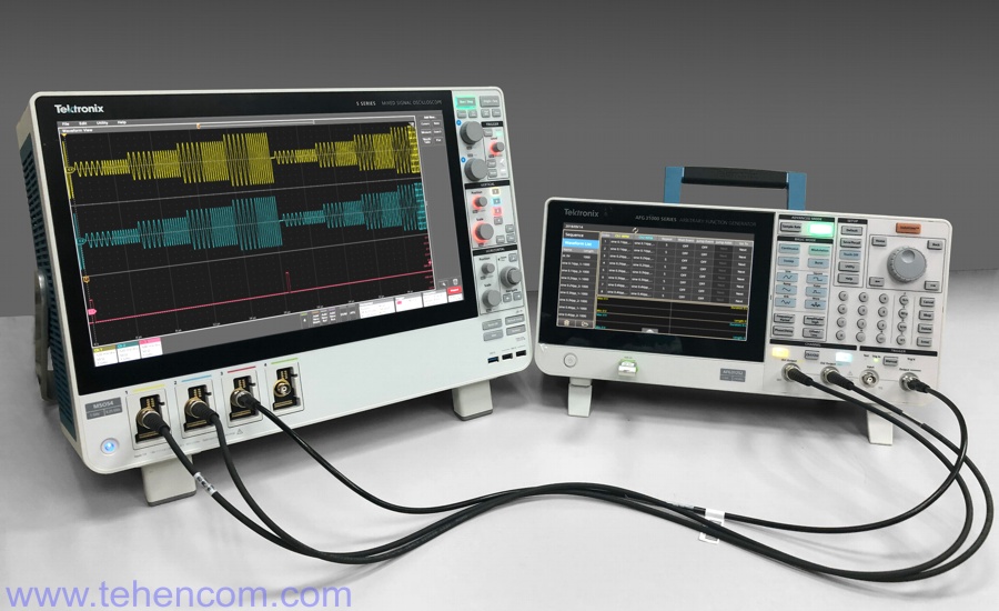 Генератор Tektronix AFG31252 (справа) в режиме генерации двух сигналов по заранее заданному списку и осциллограммы этих сигналов на экране осциллографа Tektronix MSO54 (слева)