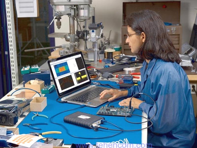 Tektronix RSA306 real-time spectrum analyzer in the lab