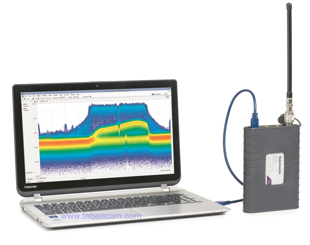 Управління аналізатором спектра реального часу Tektronix RSA306 за допомогою комп'ютера з програмним забезпеченням SignalVu-PC, яке входить у стандартний комплект поставки