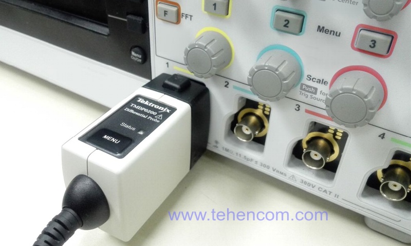 При подключении активного пробника, интерфейс TekVPI автоматически осуществляет передачу информации о коэффициентах масштабирования, выбранных диапазонах и настройках между пробником и осциллографом Tektronix TBS2000