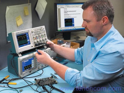 Tektronix TDS2000C Series oscilloscopes provide convenient saving of screenshots and waveforms to a USB flash drive