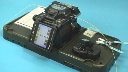 Сварочный аппарат Fujikura FSM-60S на монтажном столе