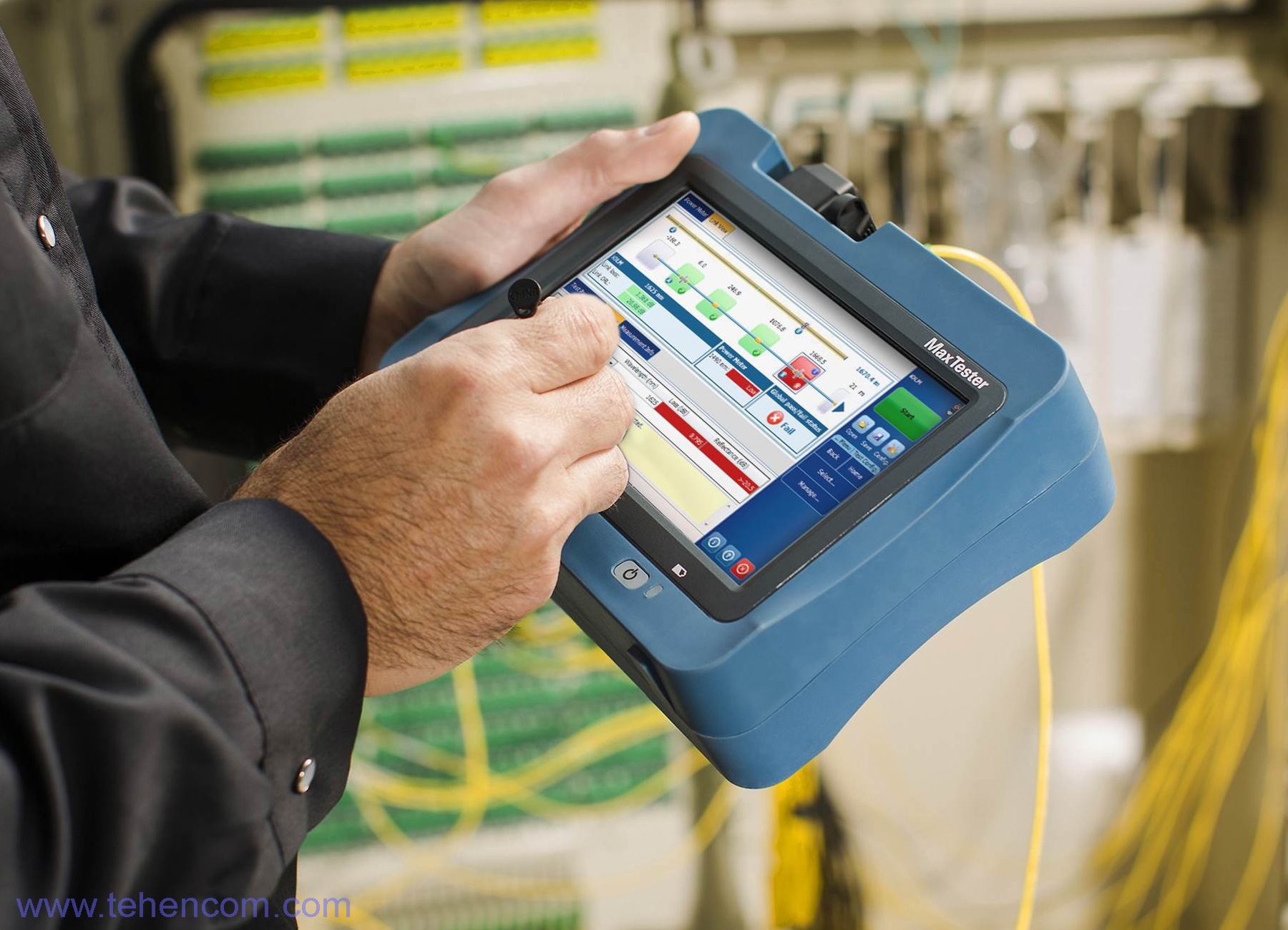 Модели серии EXFO MaxTester 700D выполнены в компактном корпусе массой всего 1,5 кг EXFO MaxTester 700D в работе на объекте